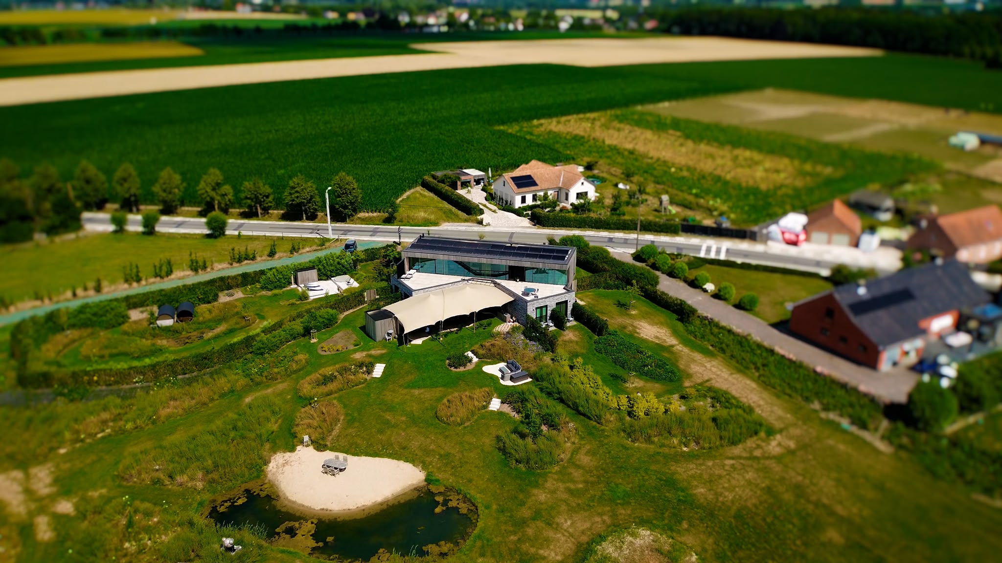 Luchtbeeld van het privédomein, de residentie en de vijver