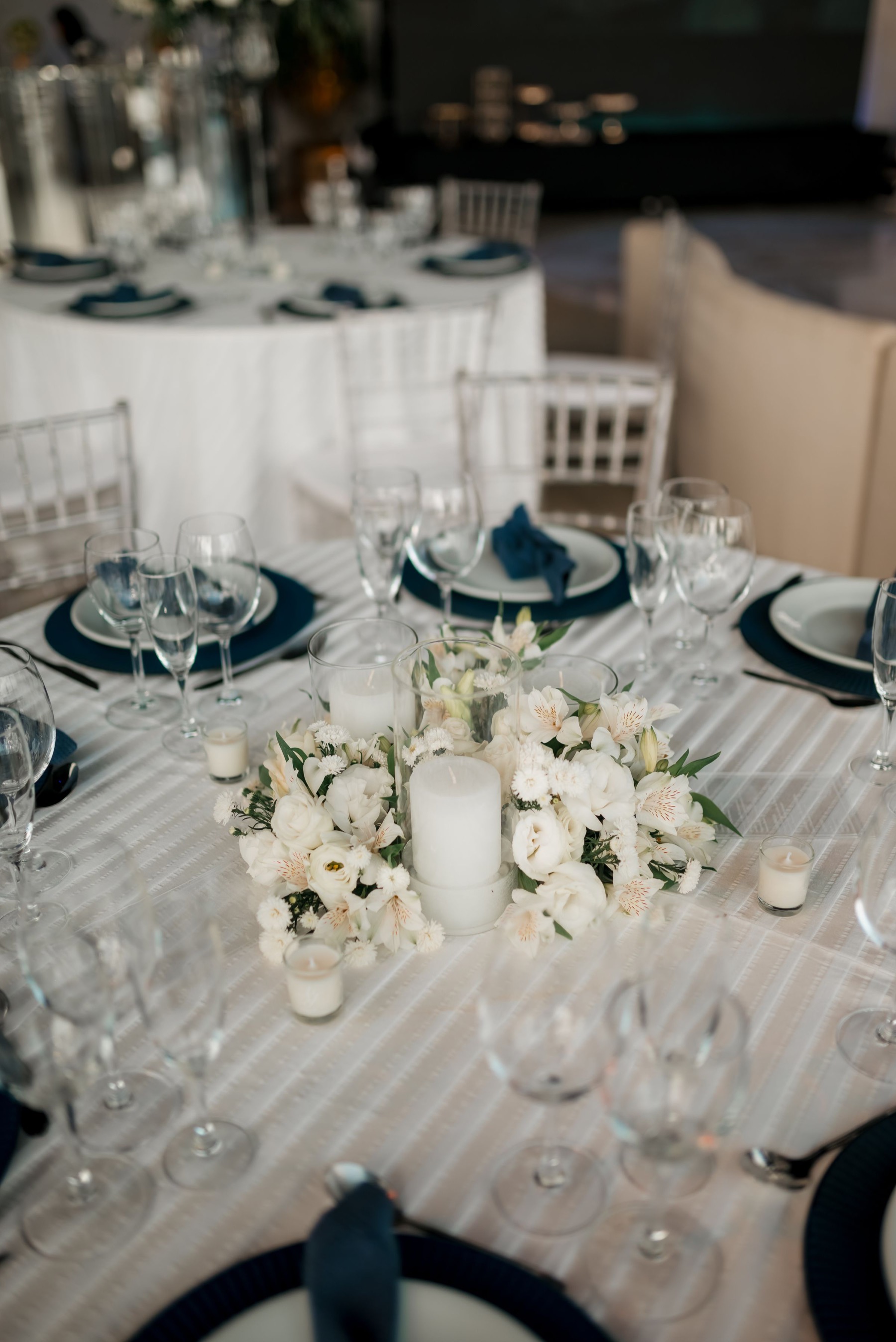 Elegant gedekte tafels in een eventtent