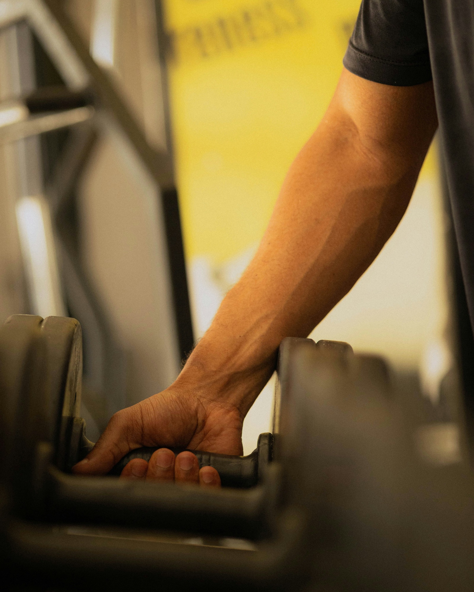 Hand die een halter vastneemt tijdens een training