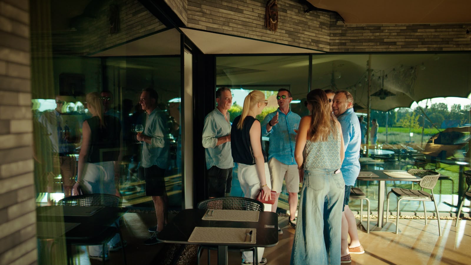 Gasten ontmoeten elkaar op het overdekte terras