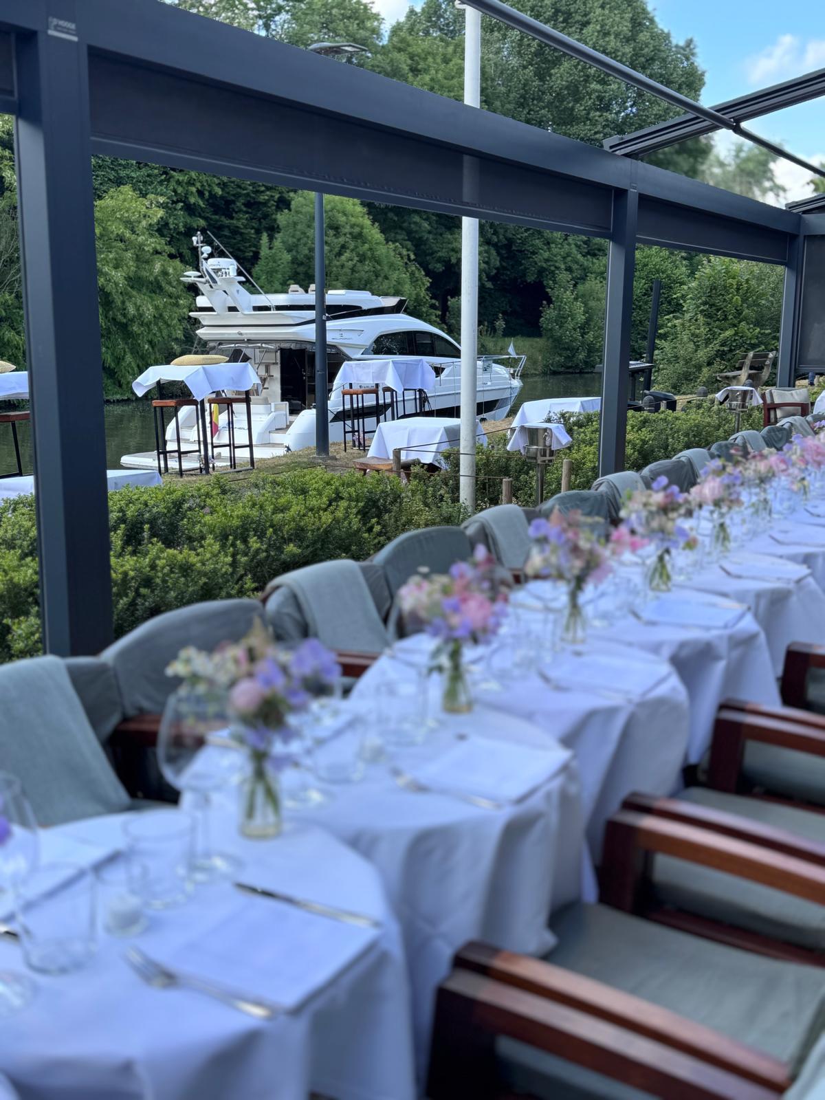Een feestelijk gedekte lange tafel in de eventruimte