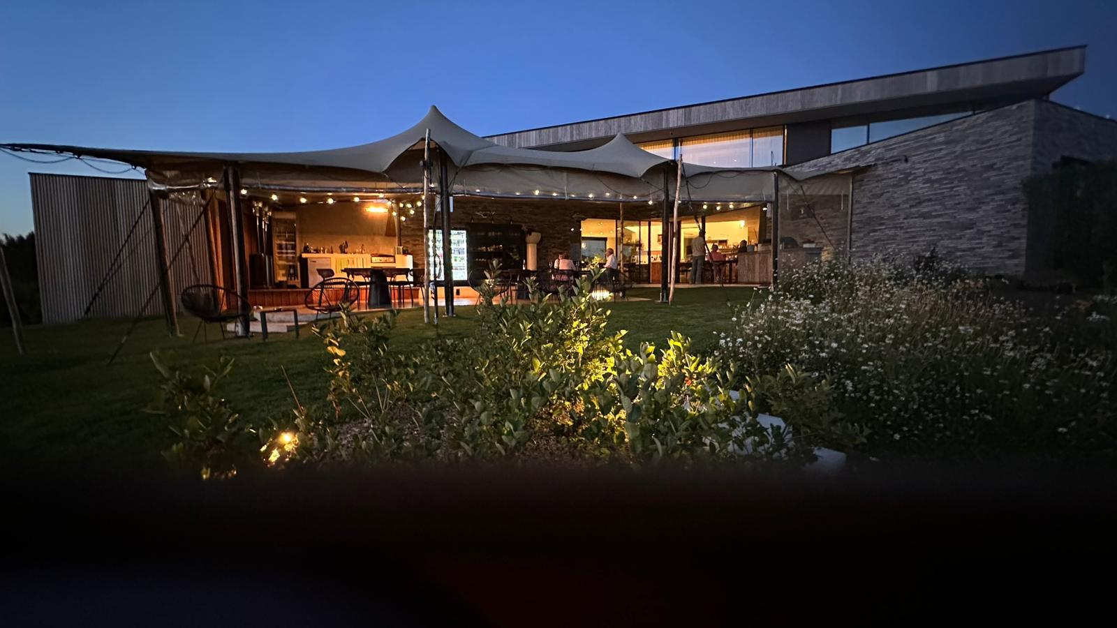 Verlicht terras en salon bij het vallen van de avond