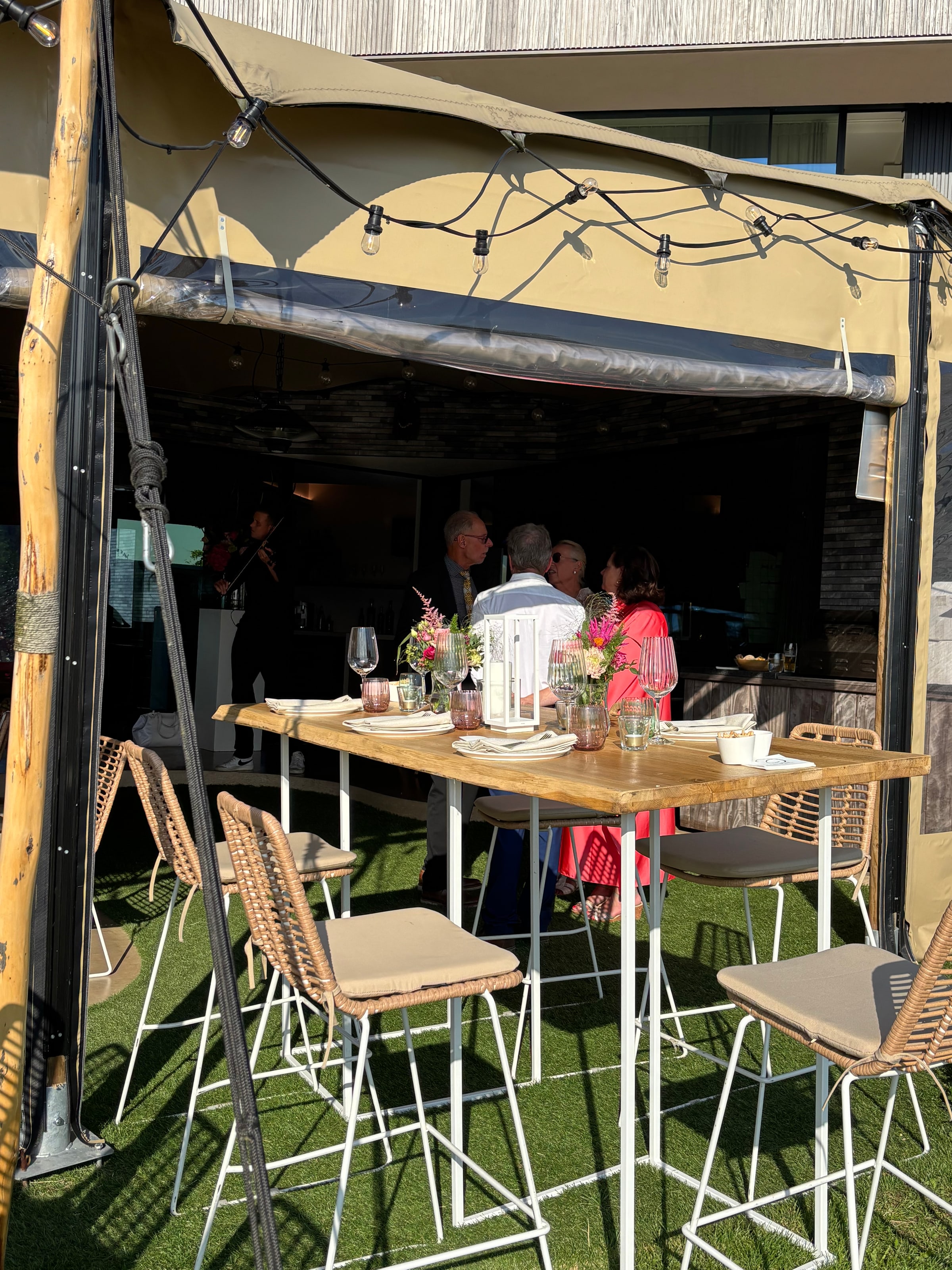 Gedekte bruiloftstafel op het terras
