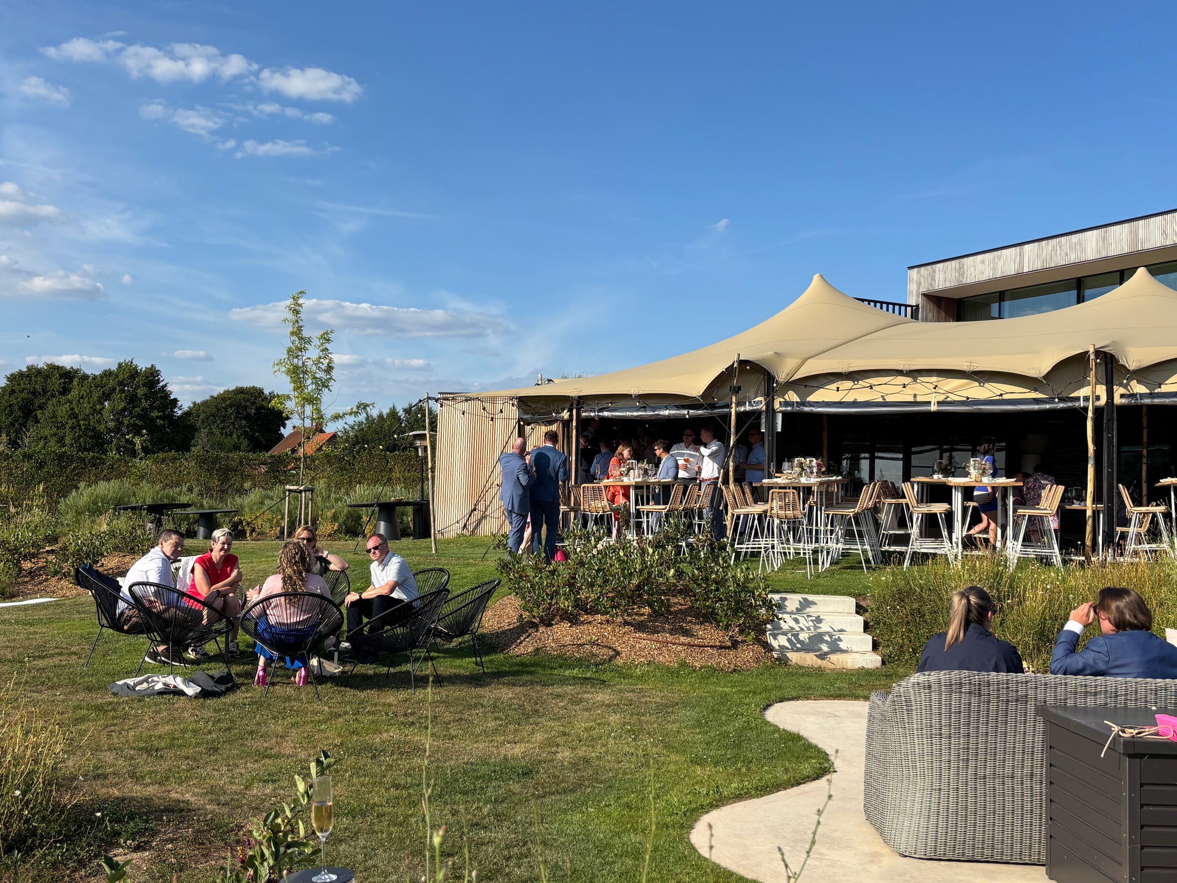Luchtbeeld van de residentie en de tuin voor een garden wedding